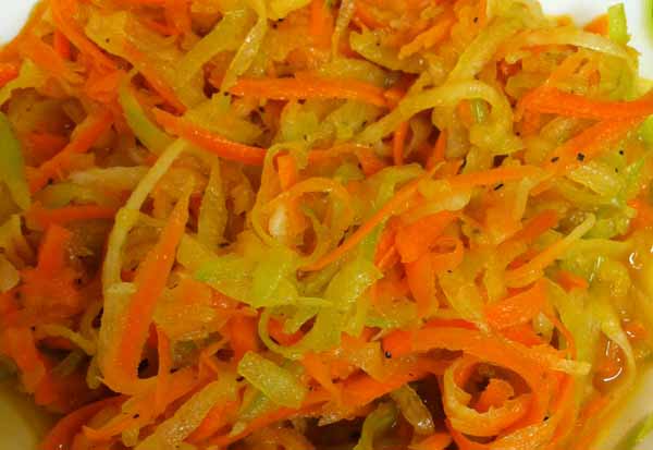 Салат из редьки с морковью.