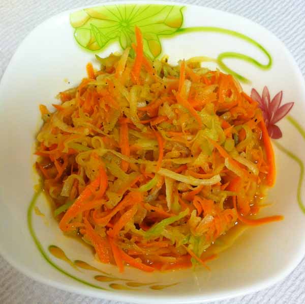 Салат из редьки с морковью.