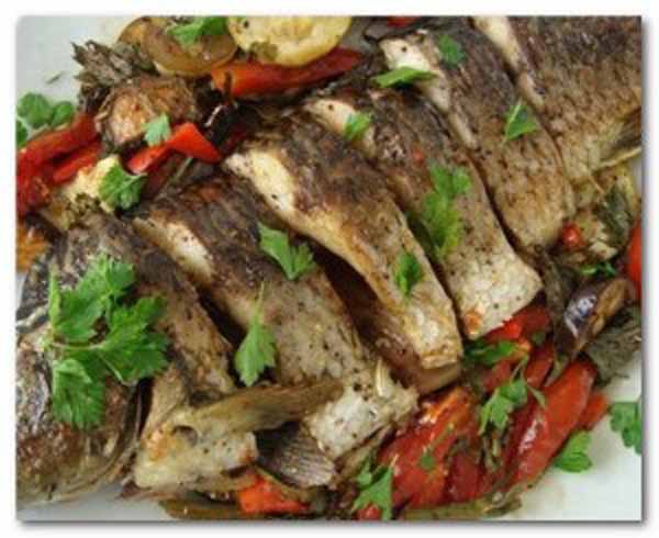 Рыба, запечённая с овощами.