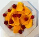 Десерт: персики или манго с малиной.