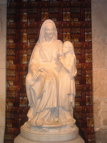 Рождество Богородицы. Святая Анна с Девой Марией. Статуя в базилике святой Анны, построенной, по католическому преданию, на месте дома Иоакима и Анны. Старый город Иерусалима.