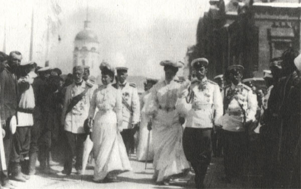 Государь Николай II с Августейшей фамилией в Сарове.